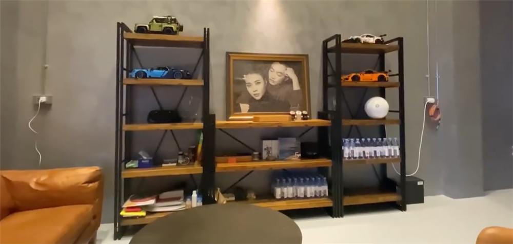 Biệt thự của Cường Đô La gây ấn tượng với thiết kế sang trọng, kết hợp mỗi tầng còn trang trí thêm cây xanh vô cùng thoáng đãng.