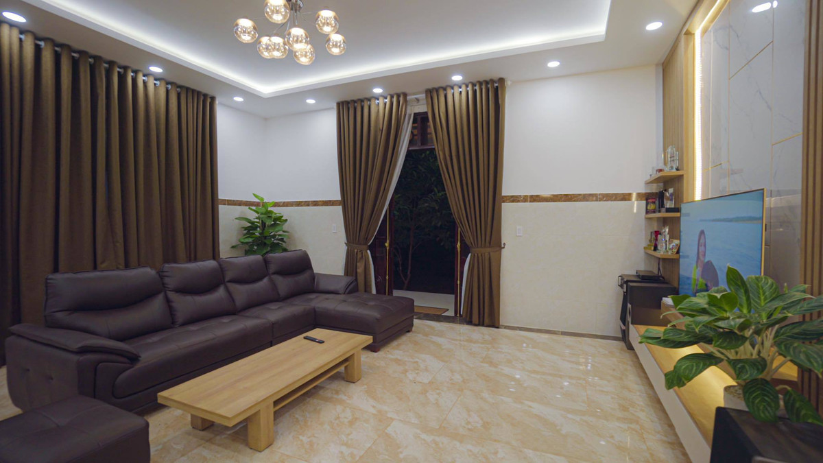 Phòng khách thiết kế đơn giản, là nơi để gia đình thư giãn, xem ti vi..Ảnh: Vietnamnet..