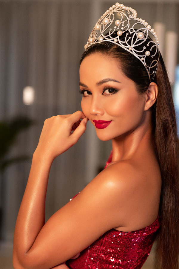 Theo một nguồn tin tiết lộ, cát-xê của người đẹp Ê Đê đứng hàng đầu trong làng nhan sắc. Để mời H'Hen Niê tới sự kiện, nhà tổ chức có thể sẽ phải chi trả từ 5.000 - 10.000 USD, hoặc hơn nữa tùy theo tính chất công việc dành cho đối tác. Ảnh: Vietnamnet.