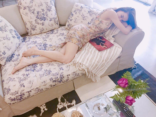 Phòng ngủ của Hà Hồ rộng tới mức có thể đặt được 1 bộ bàn ghế với chiếc sofa có diện tích không hề thua kém 1 chiếc giường. Ảnh: FBNV.