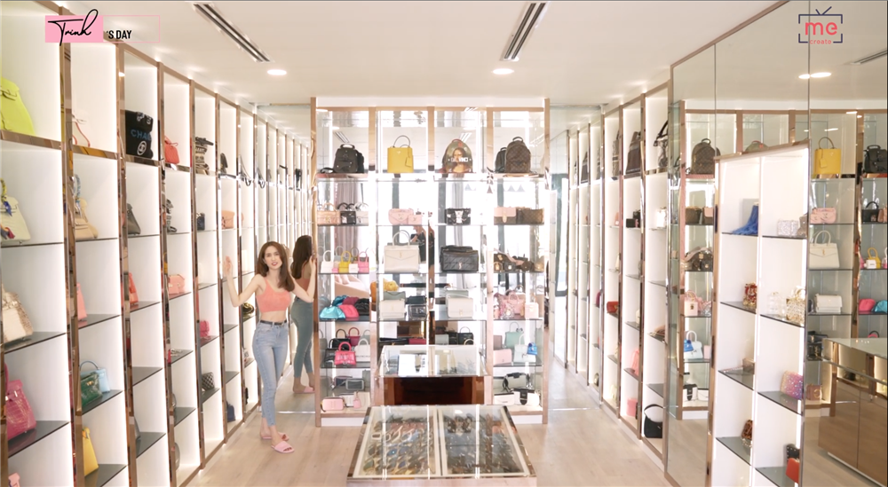 Bộ sưu tập túi xách của Ngọc Trinh có lẽ ăn đứt cả Vbiz bởi sự đa dạng về màu sắc (đã thích 1 mẫu là Ngọc Trinh có thể mua liền mấy màu), kiểu dáng, thương hiệu. Ảnh: Youtube.