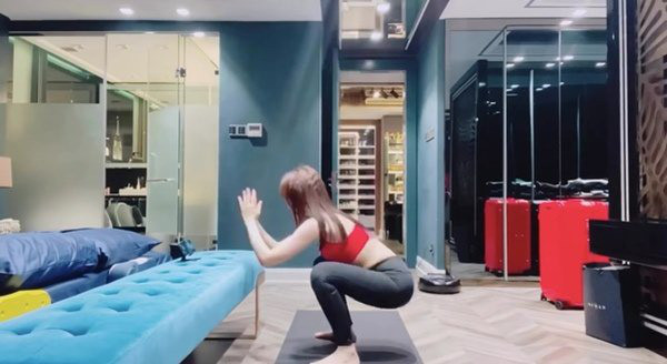 Phòng ngủ còn có không gian riêng để Hari Won luyện tập, giữ vóc dáng. Ảnh: FBNV.