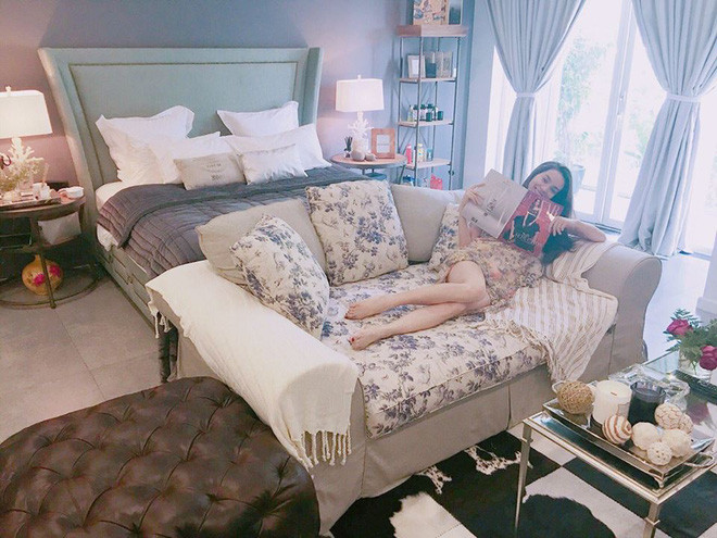 Không gian phòng ngủ của Hồ Ngọc Hà khá rộng rãi với các nội thất đắt tiền theo gam màu trắng chủ đạo. Dù là phòng ngủ nhưng với nhiều cửa kính, trong phòng luôn ngập tràn ánh sáng tự nhiên. Ảnh: FBNV.