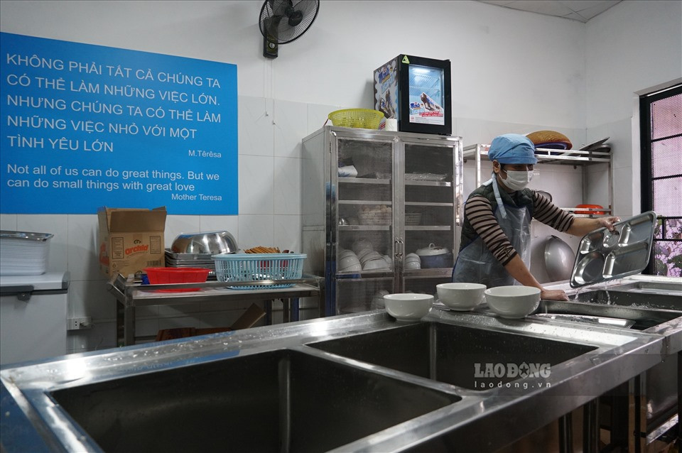 Mỗi suất cơm chỉ có giá 2.000 đồng, nhưng chủ trương của quán Yên Vui là phải ngon và đảm bảo an toàn vệ sinh thực phẩm để mang lại bữa ăn tốt nhất cho người dân. Lực lượng phục vụ tại quán ăn cũng là những bạn trẻ tình nguyện. Quán vận hành theo tiêu chuẩn của một mô hình kinh doanh hợp pháp, đồ ăn có nguồn gốc rõ ràng và đảm bảo an toàn vệ sinh thực phẩm.