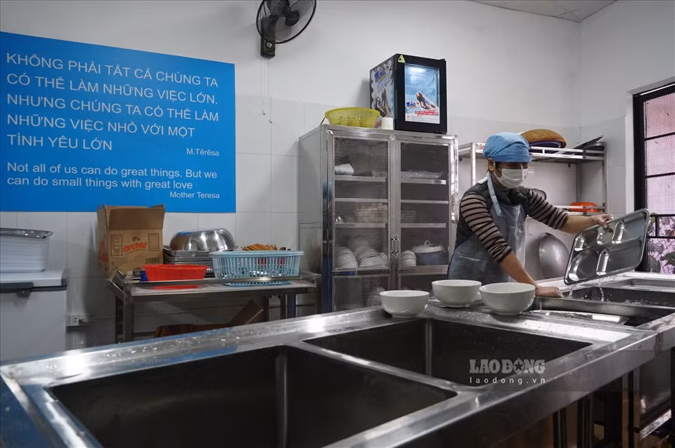 Mỗi suất cơm chỉ có giá 2.000 đồng, nhưng chủ trương của quán Yên Vui là phải ngon và đảm bảo an toàn vệ sinh thực phẩm để mang lại bữa ăn tốt nhất cho người dân. Lực lượng phục vụ tại quán ăn cũng là những bạn trẻ tình nguyện. Quán vận hành theo tiêu chuẩn của một mô hình kinh doanh hợp pháp, đồ ăn có nguồn gốc rõ ràng và đảm bảo an toàn vệ sinh thực phẩm.