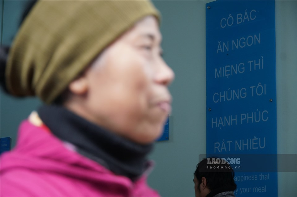 “Suất cơm tôi thường ăn có giá 20 -25 nghìn đồng nhưng cũng không có cảm giác sạch sẽ đến như vậy. Tôi thật sự bất ngờ vì đến đây lại được đón chào và phục vụ như thượng khách", bà Tính cho hay.