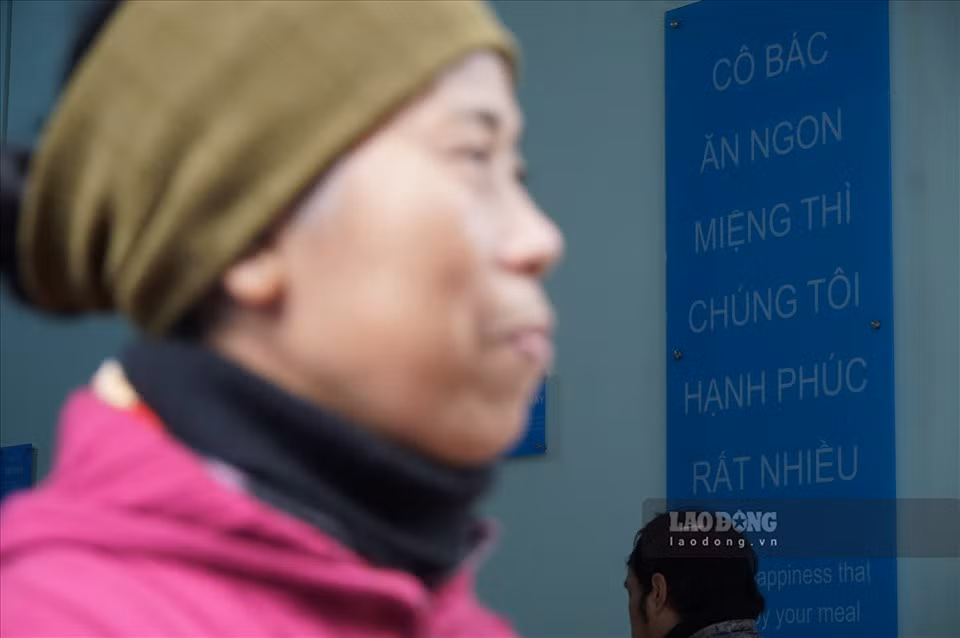 “Suất cơm tôi thường ăn có giá 20 -25 nghìn đồng nhưng cũng không có cảm giác sạch sẽ đến như vậy. Tôi thật sự bất ngờ vì đến đây lại được đón chào và phục vụ như thượng khách", bà Tính cho hay.