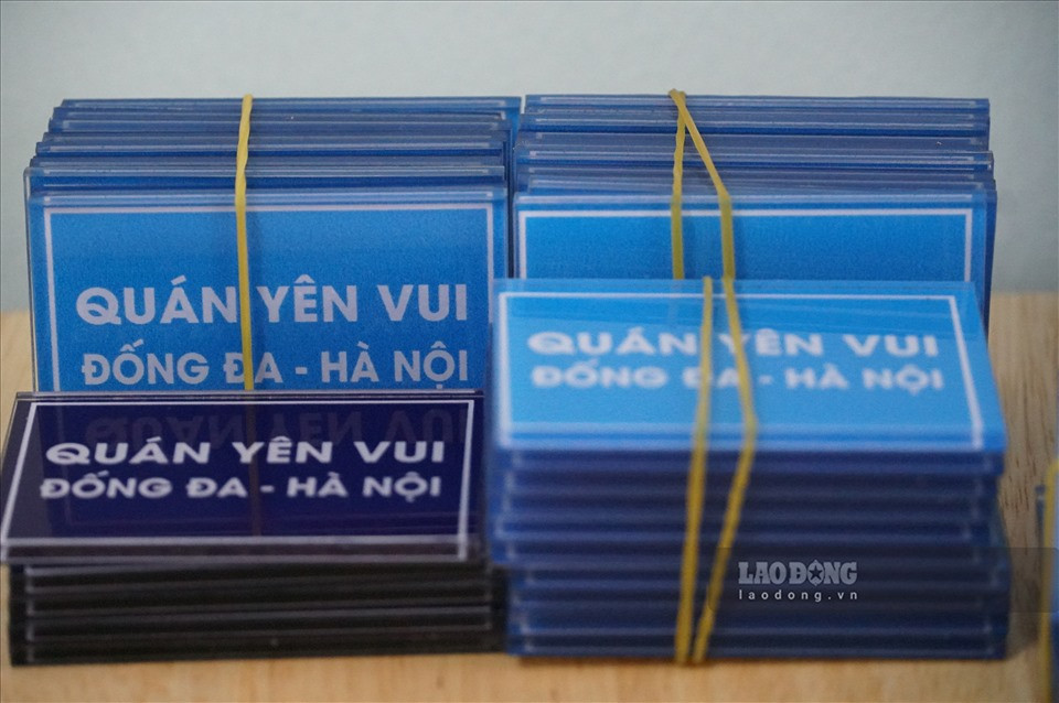 Trao đổi với Lao Động, anh Nguyễn Cao Sơn, chủ chủ nhiệm quán cơm Yên Vui cho biết, sau 3 ngày đi vào hoạt động, quán Yên Vui đã nấu gần 500 suất cơm và mỳ tôm cho người lao động có thu nhập thấp. Giá mỗi suất cơm chỉ 2.000 đồng, mỗi suất mỳ tôm là 1.000 đồng; nếu thực khách có nhu cầu thêm cơm và canh sẽ không phải trả thêm tiền, nếu chưa no bụng có thể tiếp tục xếp hàng mua thêm phần ăn nữa.