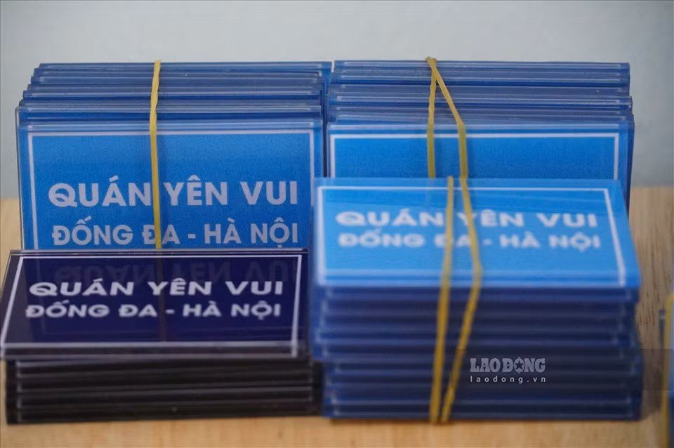 Trao đổi với Lao Động, anh Nguyễn Cao Sơn, chủ chủ nhiệm quán cơm Yên Vui cho biết, sau 3 ngày đi vào hoạt động, quán Yên Vui đã nấu gần 500 suất cơm và mỳ tôm cho người lao động có thu nhập thấp. Giá mỗi suất cơm chỉ 2.000 đồng, mỗi suất mỳ tôm là 1.000 đồng; nếu thực khách có nhu cầu thêm cơm và canh sẽ không phải trả thêm tiền, nếu chưa no bụng có thể tiếp tục xếp hàng mua thêm phần ăn nữa.