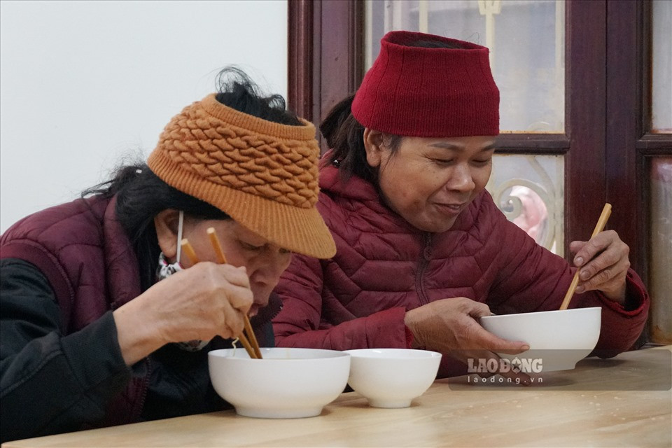 "2 nghìn đồng bây giờ ở thành phố không biết mua được gì nữa, vậy mà ở đây chúng tôi đổi được cả suất cơm đủ canh rau và thịt. May có quán cơm Yên Vui nên gia đình tôi cũng đỡ được tiền ăn hàng ngày", một người dân chia sẻ.