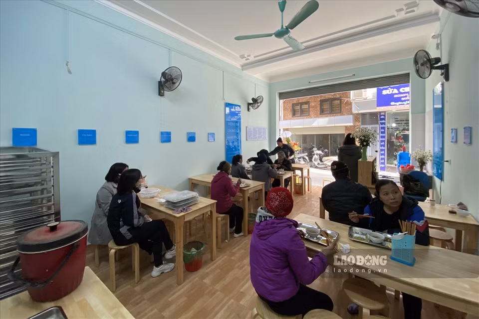 Quán cơm mở ra nhằm mục đích phục vụ lao động nghèo, người vô gia cư và các trường hợp khó khăn.