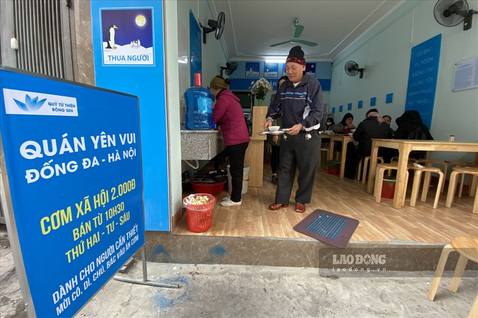 Ông Phan Thanh Trọng 65 tuổi, hiện đang điều trị căn bệnh ung thư dạ dày. Căn bệnh hiểm nghèo khiến ông đi viện thường xuyên, mỗi đợt điều trị kéo dài đến vài tuần. Vì có hoàn cảnh éo le, ông Trọng vẫn thường lui tới quán cơm mỗi khi ra viện.