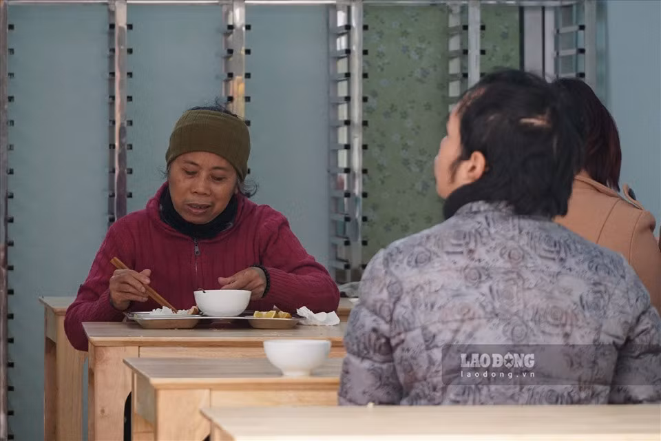 Bà Nguyễn Thị Tính (54 tuổi, quê ở huyện Khoái Châu, Hưng Yên) chia sẻ, lang thang bán hàng rong khắp đường phố, gặp đâu ăn đó, có khi chỉ có nắm cơm ăn vội bên đường, bà chưa bao giờ được ngồi quán sạch sẽ thế này.