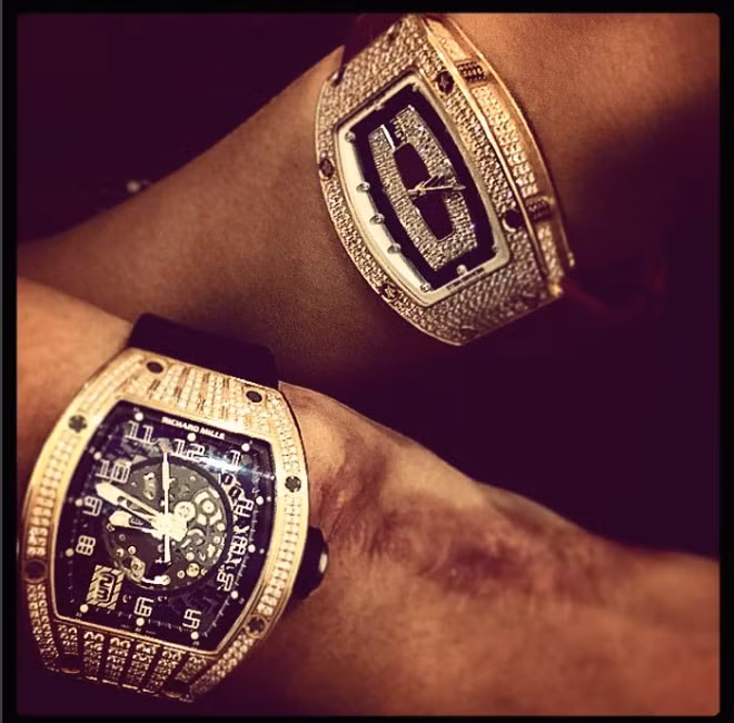 Dương Bảo Hưng - chàng thiếu gia Hà thành nổi tiếng với thú sưu tập đồng hồ hàng hiệu và siêu xe khủng. Anh thường xuyên khoe mẫu đồng hồ có giá từ vài trăm triệu đến hàng tỷ đồng.