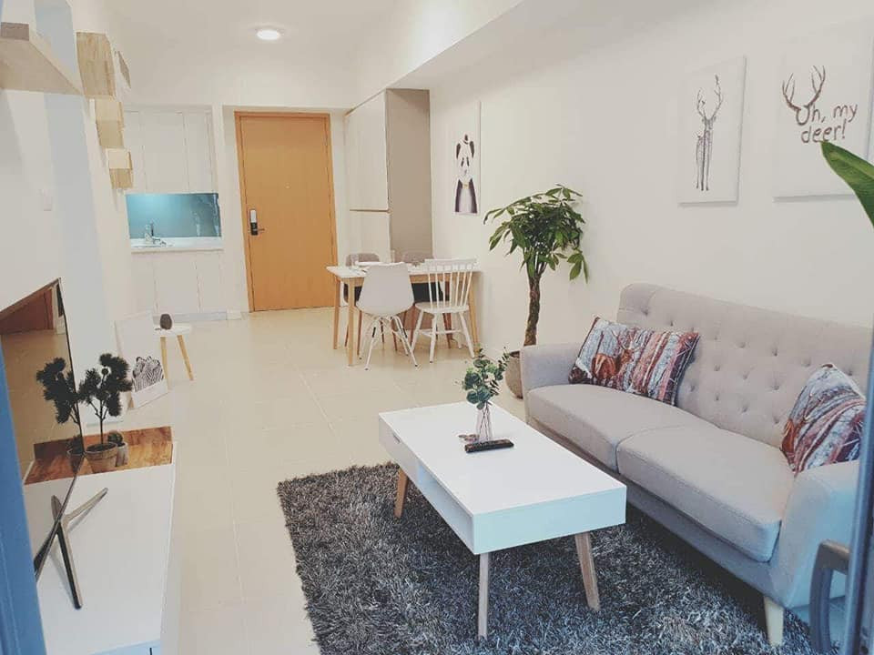 Căn hộ có nội thất đơn giản với 2 tone màu trắng - xám trang nhã. Giá trị của cơ ngơi này hơn 3 tỷ đồng.