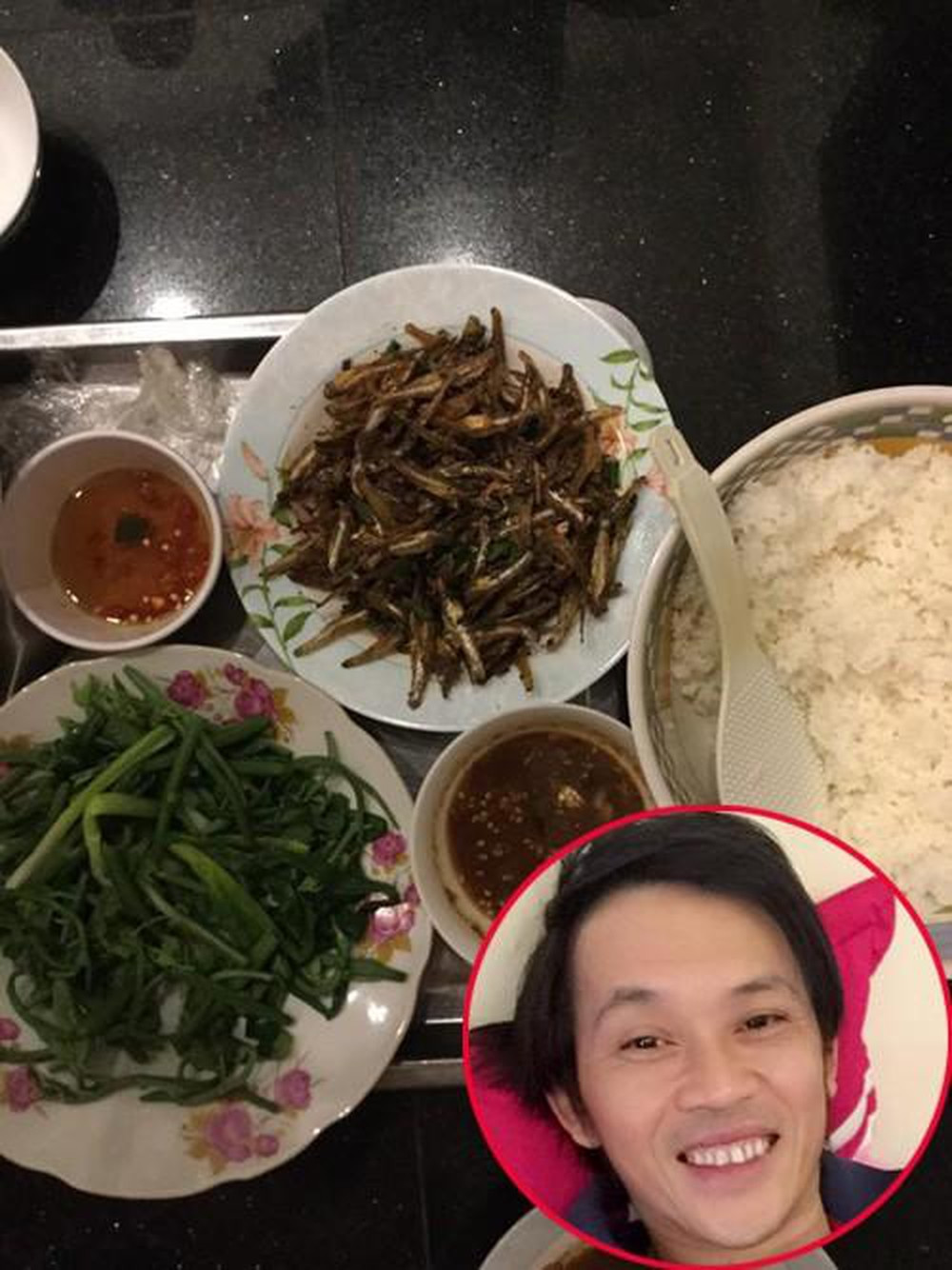 Thế nhưng, trái lại với danh tiếng và sự giàu có đó, thói quen ăn uống của Hoài Linh vô cùng giản dị: Cá khô, mắm ruốc. Ảnh: Internet.
