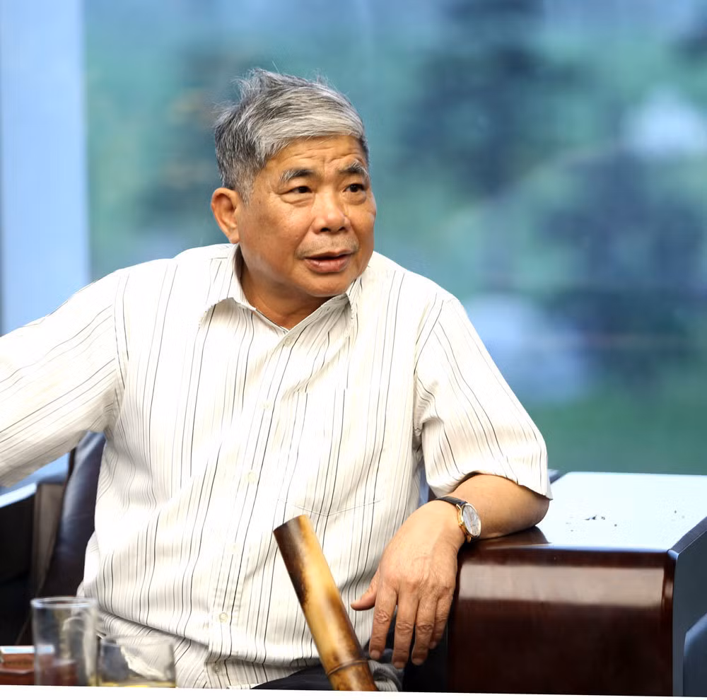 Ông chủ tập đoàn Mường Thanh sở hữu khối tài sản khổng lồ nhưng không thích xài đồ hiệu. Ông chỉ dùng một chiếc máy điện thoại "cục gạch" trị giá vài trăm nghìn đồng. Ảnh: Vietnamnet.