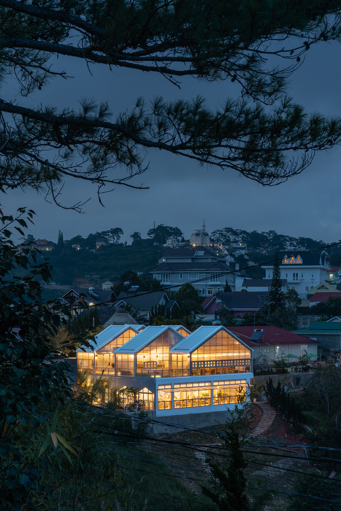 Vật liệu này kết hợp với kính ở những vị trí ưu tiên mang đến tầm nhìn trải rộng ra cảnh quan thiên nhiên, tạo ra một hiệu ứng “nhà lồng” cho công trình vào buổi tối.