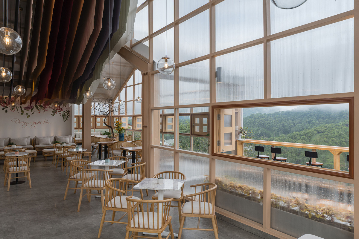 Cách bài trí này tạo ra khoảng không gian chuyển tiếp giữa bên trong và bên ngoài, giúp du khách có thể tận hưởng không khí trong lành của vùng cao trong một ngày đẹp trời.
