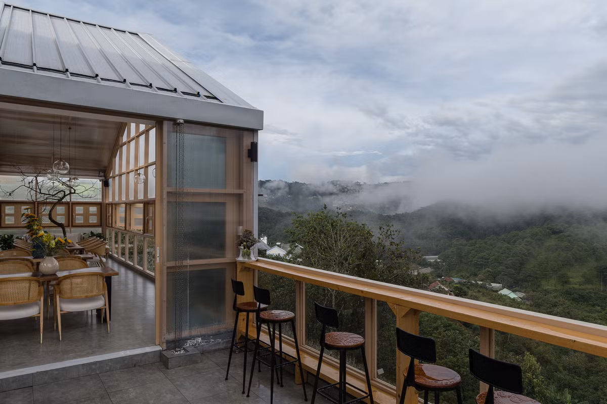 Bỏ qua tác động tiêu cực của nhà lồng này với thiên nhiên, nhóm thiết kế muốn gợi lại hình ảnh của những ngôi nhà lồng rực sáng trong đêm, là một trong những yếu tố thu hút du khách đến với Đà Lạt.