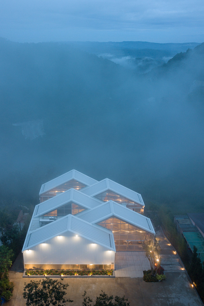 Sự mờ ảo của sương và mây - vốn là nét riêng có của Đà Lạt, được kiến trúc sư khéo léo gửi gắm vào mọi ngóc ngách của quán cà phê bên sườn đồi.