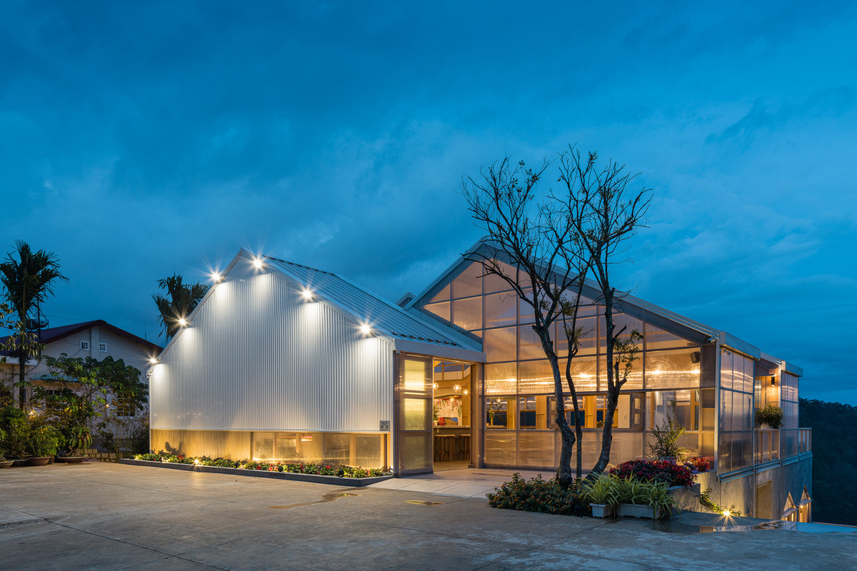 Hình ảnh những ngọn đồi nhấp nhô mờ ảo trong sương của thung lũng được tái hiện qua hình khối mái nhà và cách bố trí so le của các khối công trình.