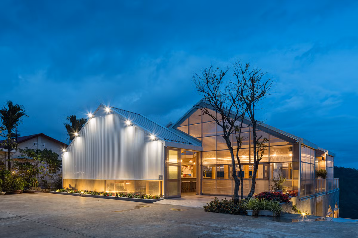 Hình ảnh những ngọn đồi nhấp nhô mờ ảo trong sương của thung lũng được tái hiện qua hình khối mái nhà và cách bố trí so le của các khối công trình.