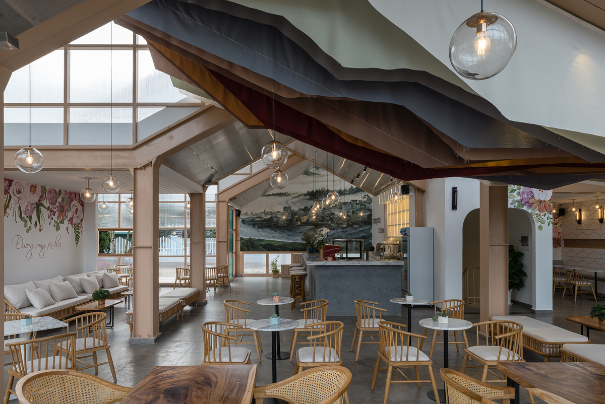 Mọi vị trí trong quán cà phê đều ngập tràn ánh sáng.