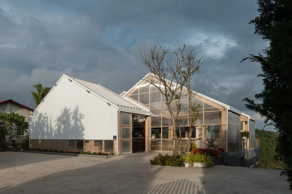 Khu đất dựng quán cà phê cách trung tâm thành phố Đà Lạt khoảng 3 km, nằm trên sườn đồi, cho tầm nhìn dường như vô tận về các thung lũng và không gặp bất cứ trở ngại nào.