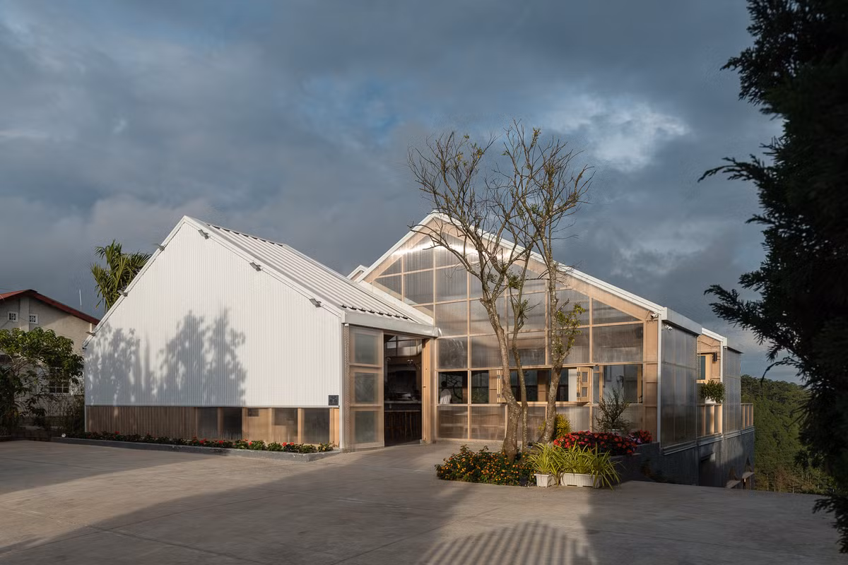 Khu đất dựng quán cà phê cách trung tâm thành phố Đà Lạt khoảng 3 km, nằm trên sườn đồi, cho tầm nhìn dường như vô tận về các thung lũng và không gặp bất cứ trở ngại nào.