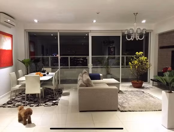 Phòng khách thông với khu vực bàn ăn.