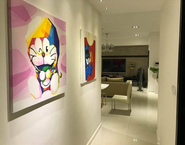 Bên trong căn hộ sử dụng gam màu trắng chủ đạo.