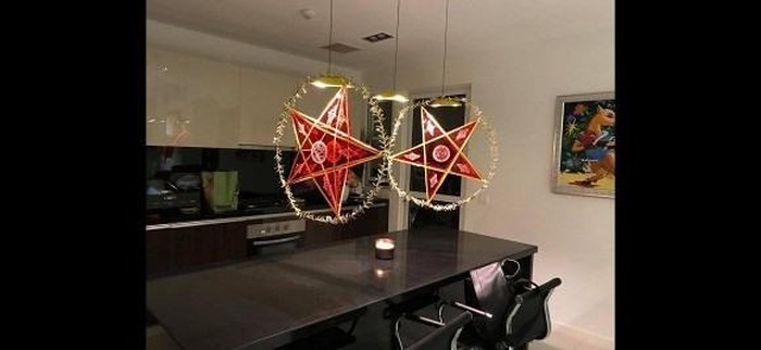 Tại khu bếp còn có một bàn ăn khác màu đen chủ đạo.