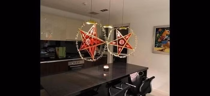 Tại khu bếp còn có một bàn ăn khác màu đen chủ đạo.