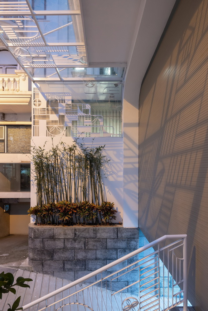 Theo yêu cầu của gia chủ, căn nhà được cải tạo để vừa cho thuê vừa làm chỗ ở, đảm bảo riêng tư, tiện nghi nhưng vẫn kết nối con người với con người và con người với thiên nhiên.