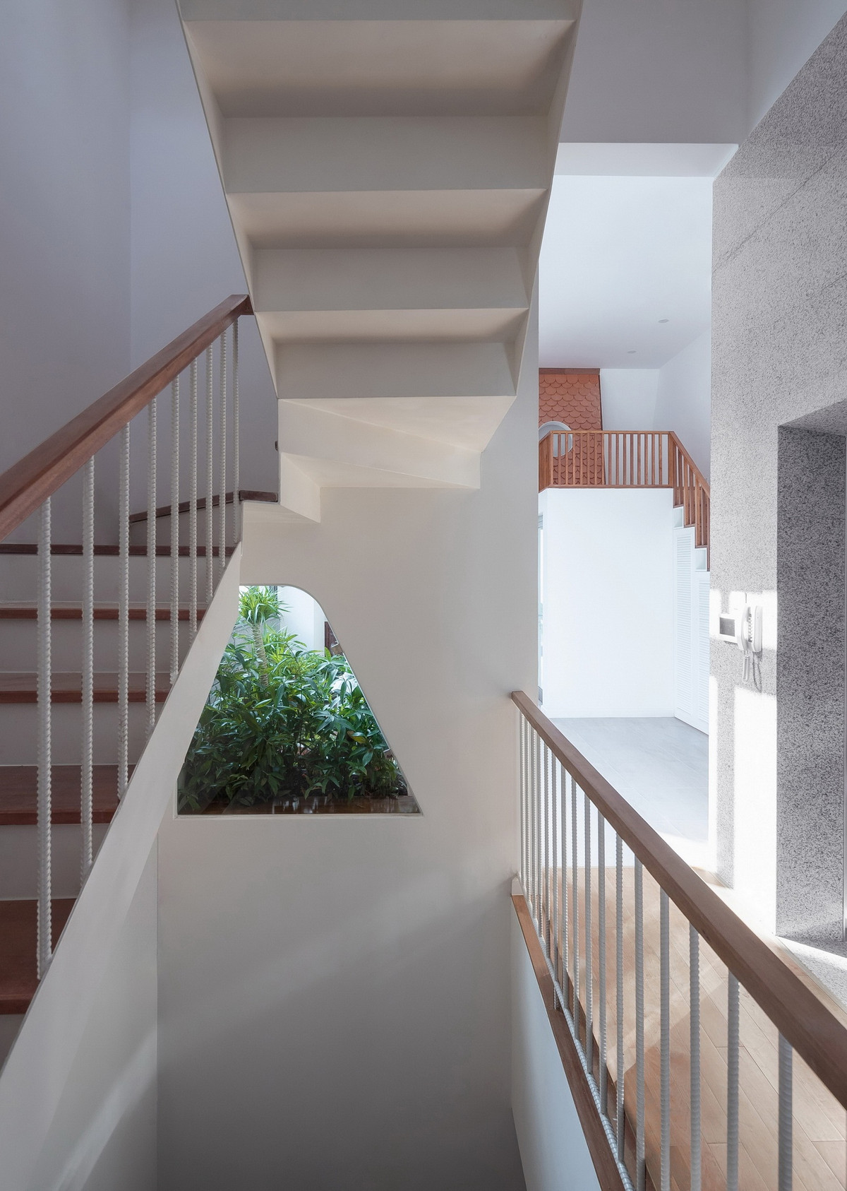 Khoảng thông tầng giúp nhà ống thoáng đãng.