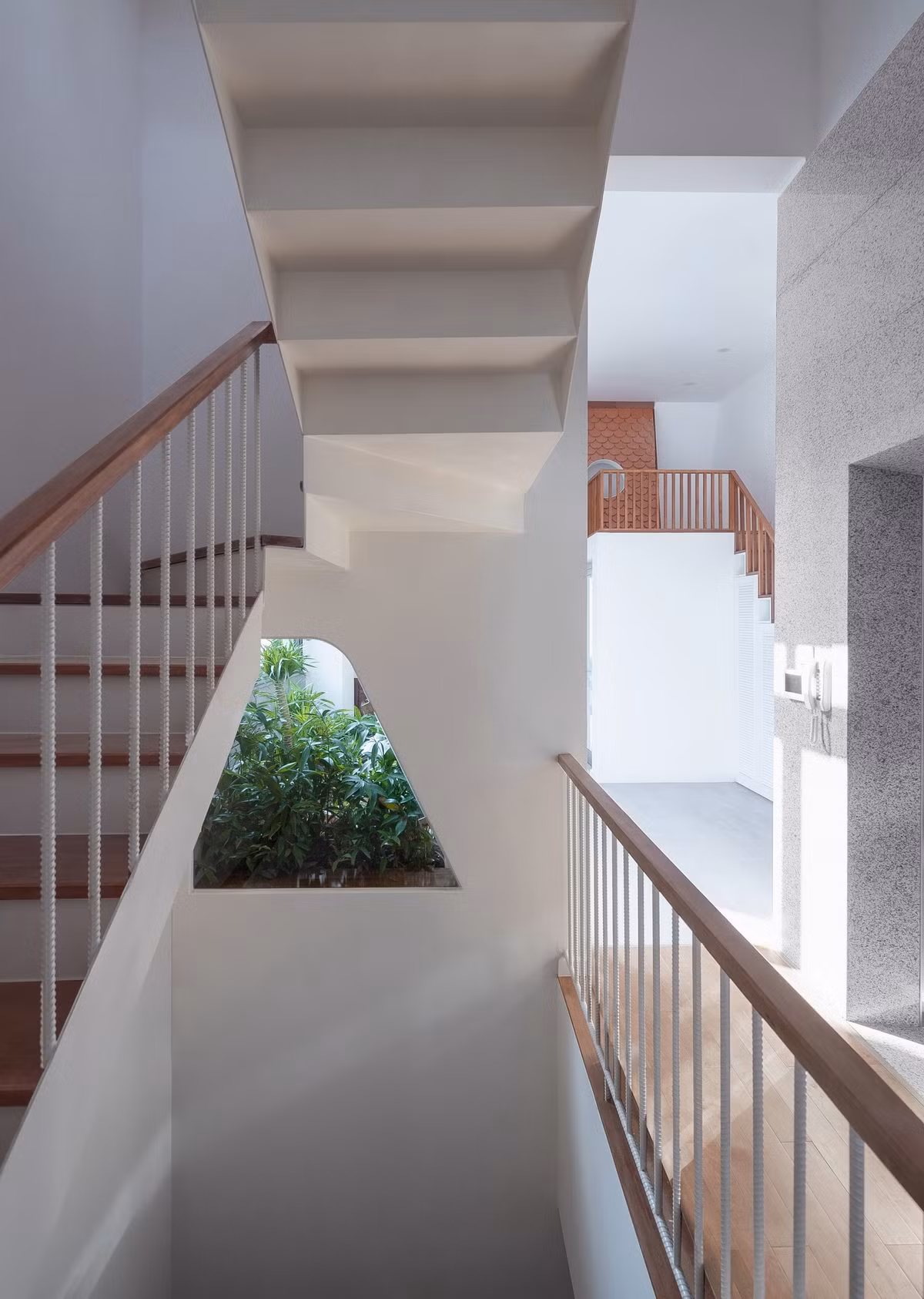 Khoảng thông tầng giúp nhà ống thoáng đãng.