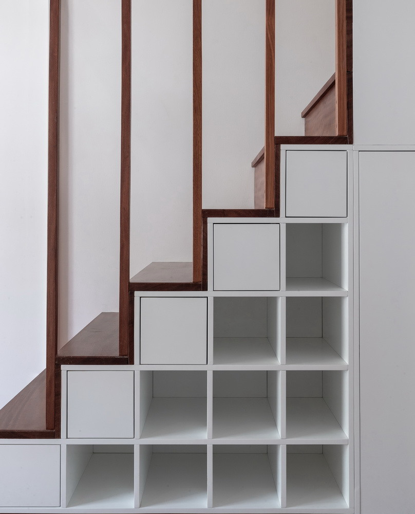 Gầm cầu thang được tận dụng làm nơi lưu trữ đồ. Nguồn ảnh: Triệu Chiến.