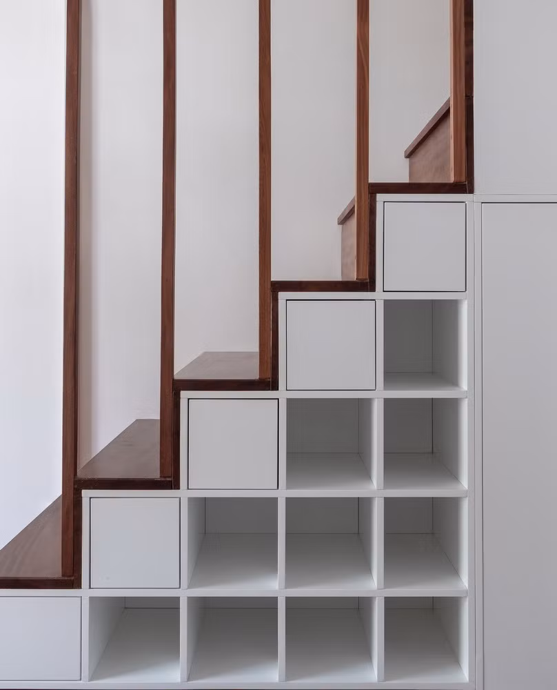 Gầm cầu thang được tận dụng làm nơi lưu trữ đồ. Nguồn ảnh: Triệu Chiến.