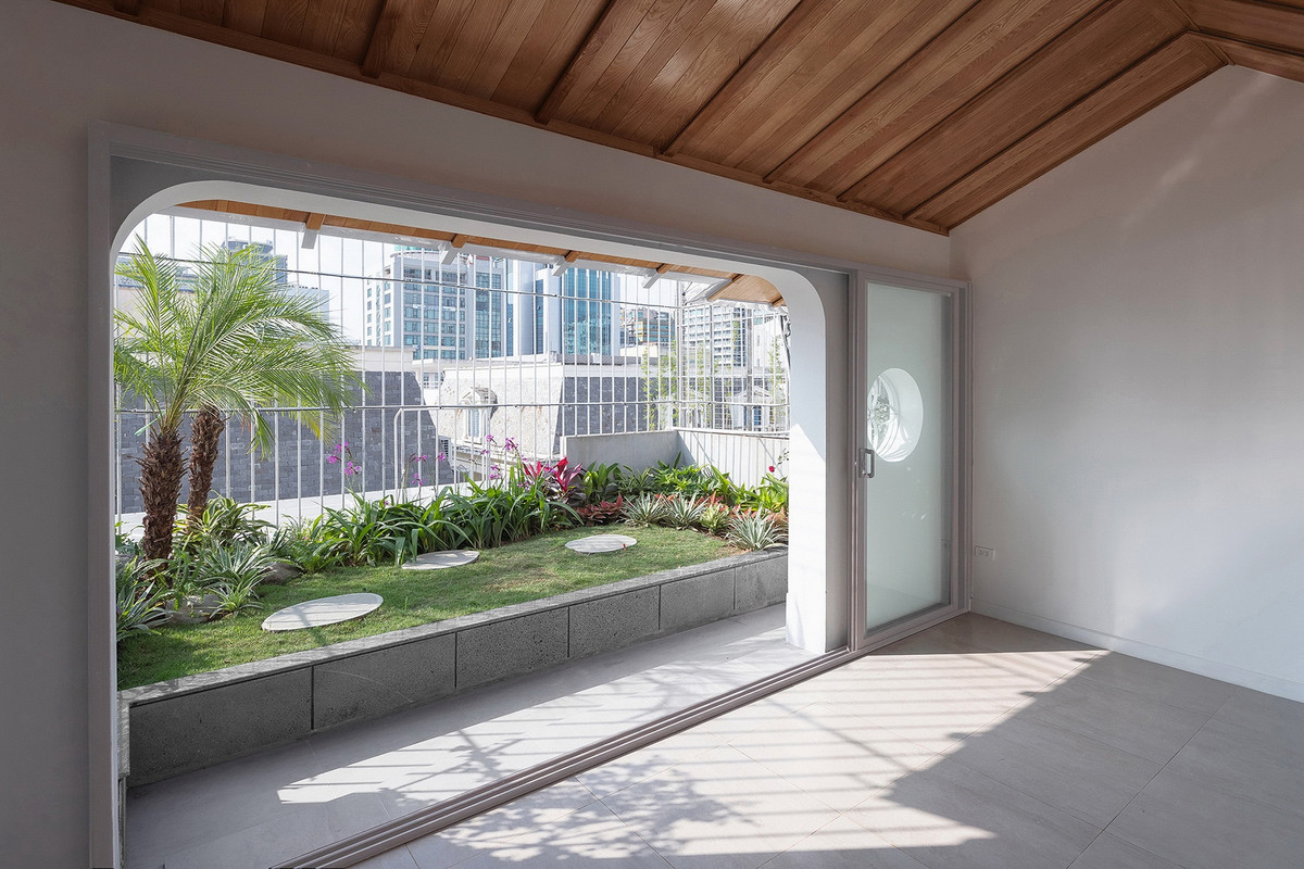 Những mảnh vườn trải từ tầng hai lên tầng thượng tạo nên không gian thư thái.