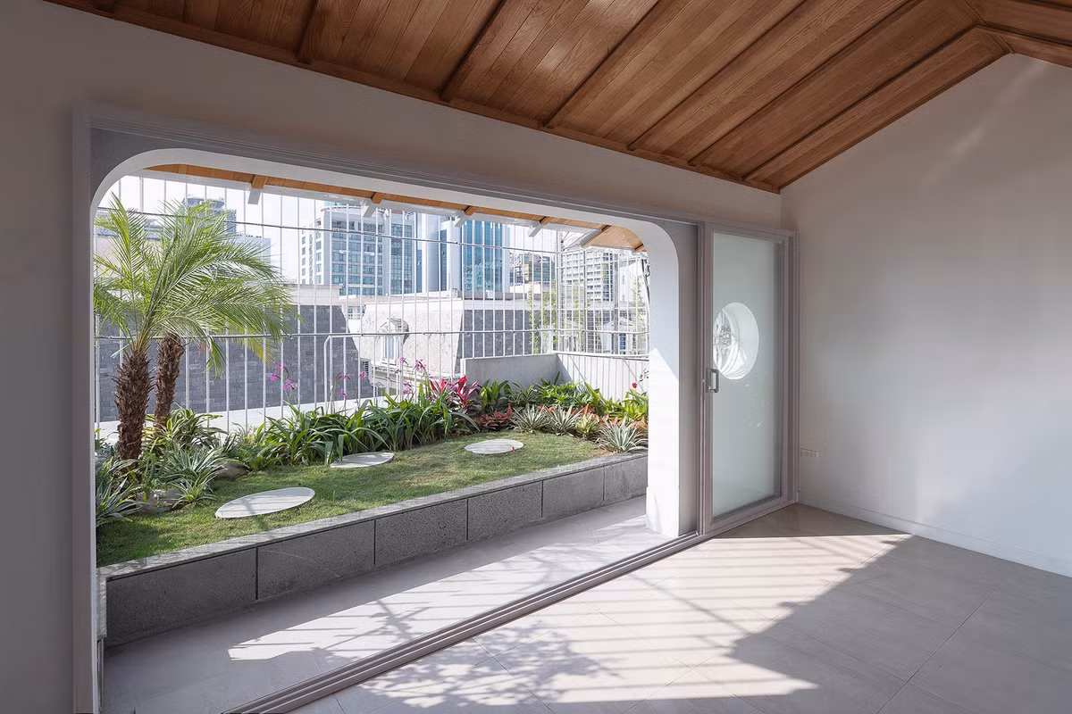 Những mảnh vườn trải từ tầng hai lên tầng thượng tạo nên không gian thư thái.