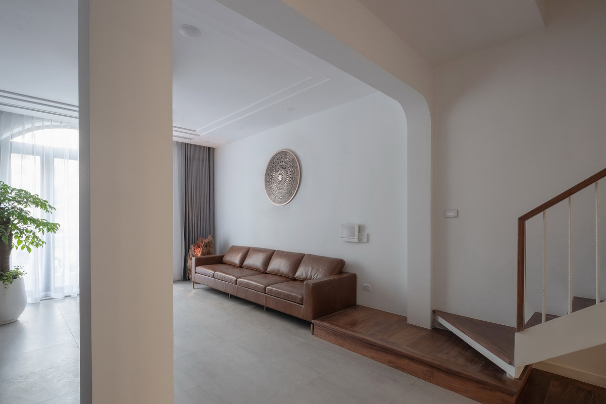 Tầng 2 là không gian phòng khách, bếp và bàn ăn.