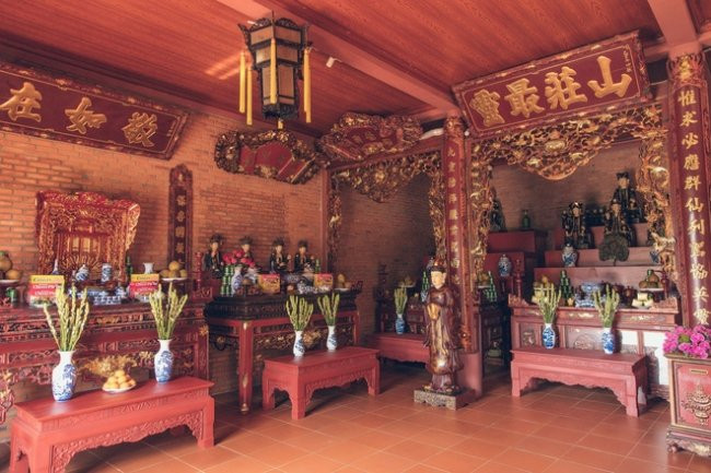 Cô còn giành riêng một gian để thờ cúng tâm linh. Trong đó, cô đặt tượng thờ Mẫu và các vị Quan, Thánh trong tín ngưỡng bản địa của người Việt. Ảnh: FBNV.