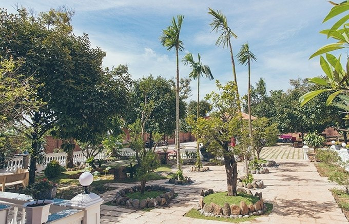 Trong khuôn viên biệt phủ có hàng cây cổ thụ đắt giá và hiếm có. Ảnh: FBNV.