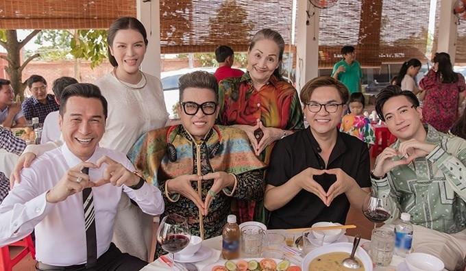 Phía sau gian thờ, Lý Nhã Kỳ giành riêng một gian cho sinh hoạt gia đình. Gian còn lại là để tiếp đãi khách khứa bạn bè. Ảnh: FBNV.