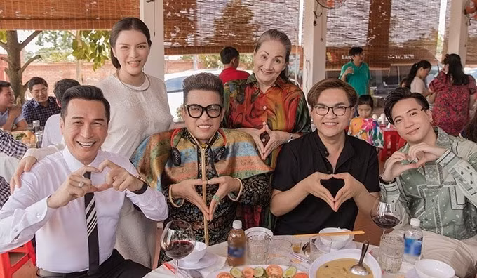 Phía sau gian thờ, Lý Nhã Kỳ giành riêng một gian cho sinh hoạt gia đình. Gian còn lại là để tiếp đãi khách khứa bạn bè. Ảnh: FBNV.