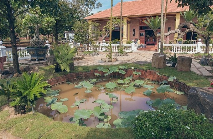 Hồ sen nhỏ phía trước cho không gian thơ mộng và yên bình. Ảnh: FBNV.