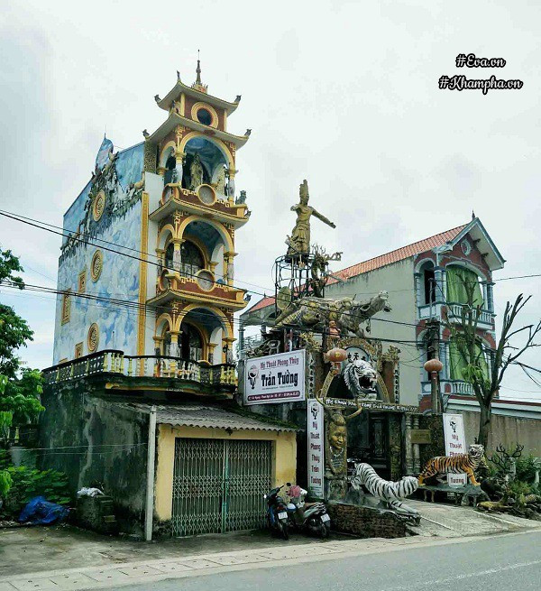 Ngôi biệt thự màu xanh cao của anh Trần Văn Tưởng ở quốc lộ 39A địa phận xã Ngũ Lão (Kim Động, Hưng Yên) khiến ai đi qua cũng choáng ngợp vì "dị" nhất ở đây. Ảnh:Khám phá