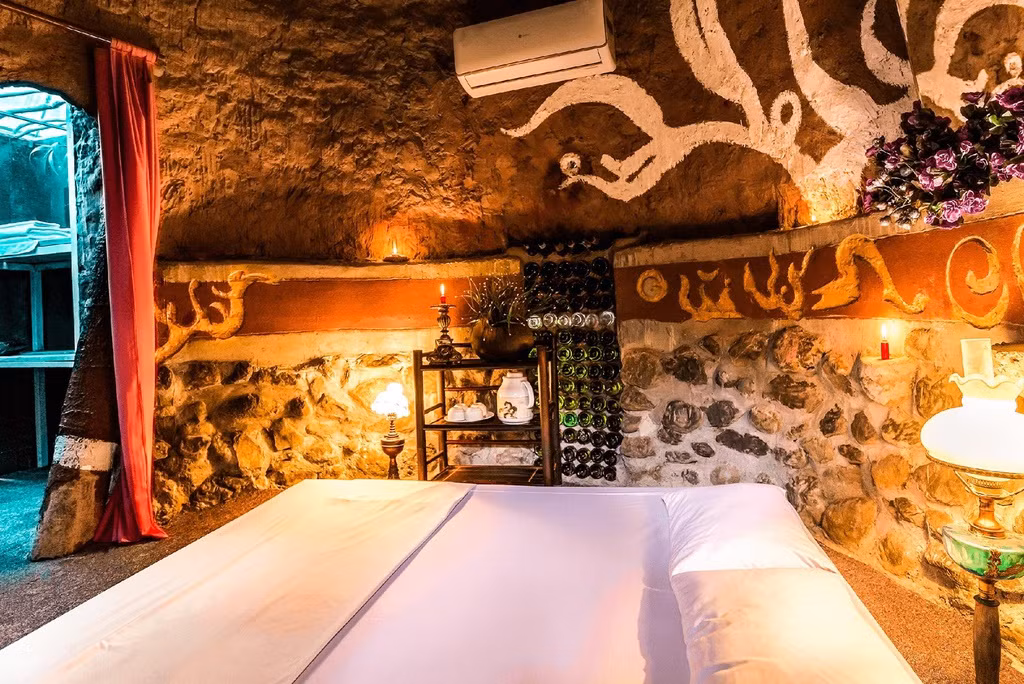 Phòng ngủ ấm cúng, đậm chất nghệ thuật. Ảnh: Zing.