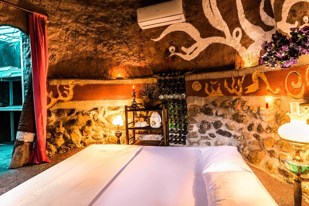 Phòng ngủ ấm cúng, đậm chất nghệ thuật. Ảnh: Zing.